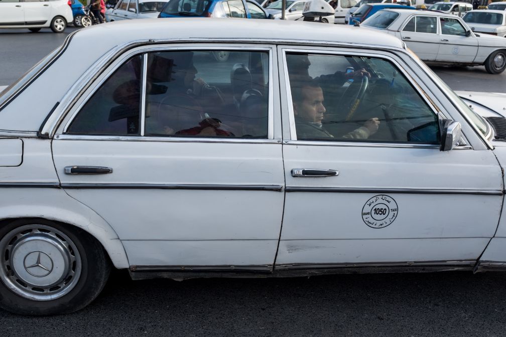 非洲国家实拍最便宜的出租车都是奔驰在中国早就直接报废了