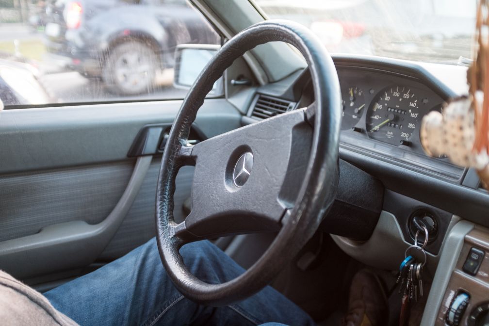 非洲国家实拍,最便宜的出租车都是奔驰,在中国早就直接报废了