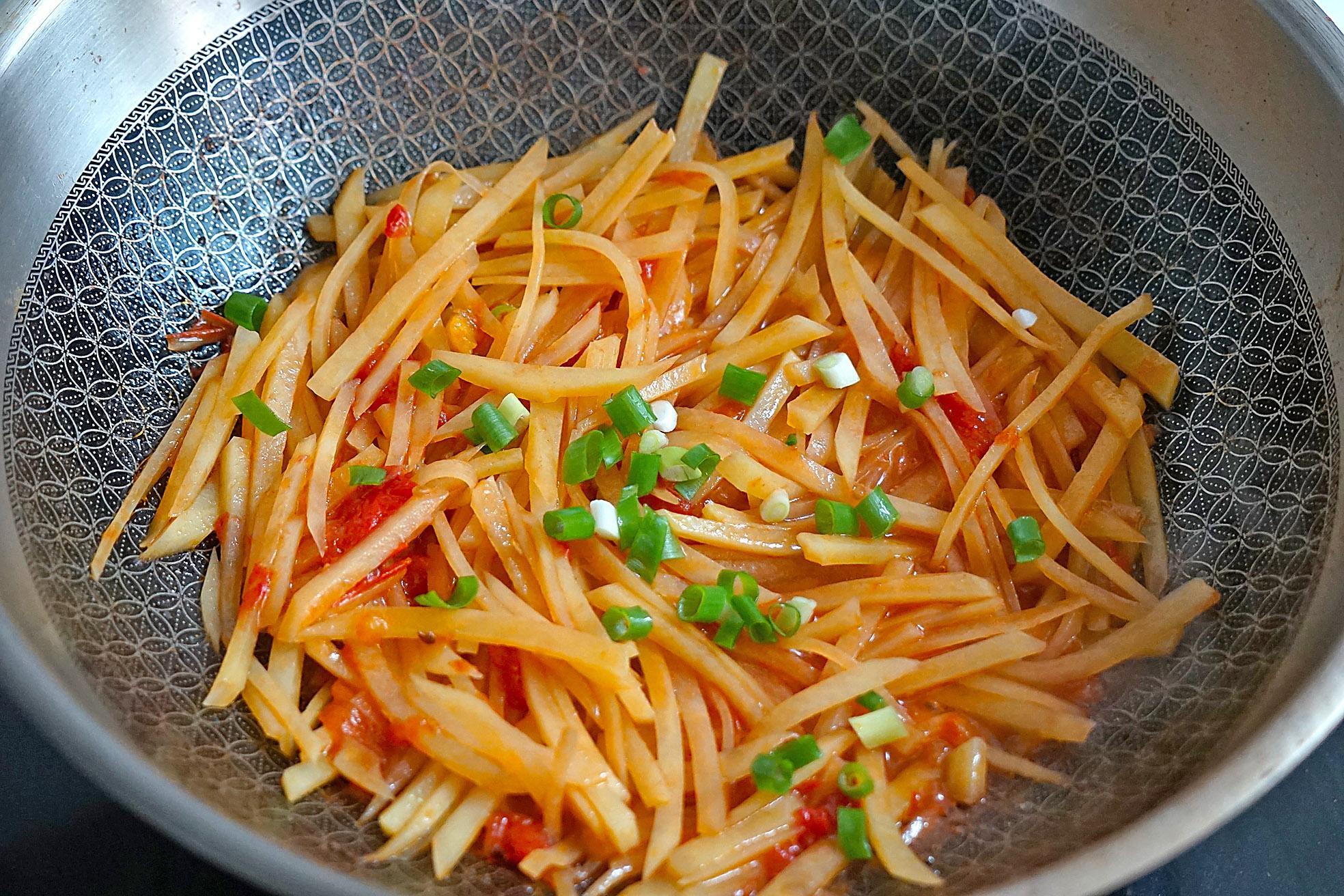 换种炒土豆做法,不上火又开胃,秋季吃它更健康,特适合孩子吃