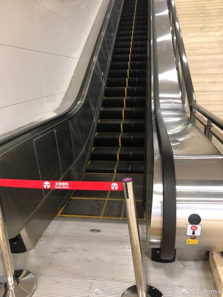 天津地铁6号线复兴路站d出口,扶梯不知什么原因一直没有运行过