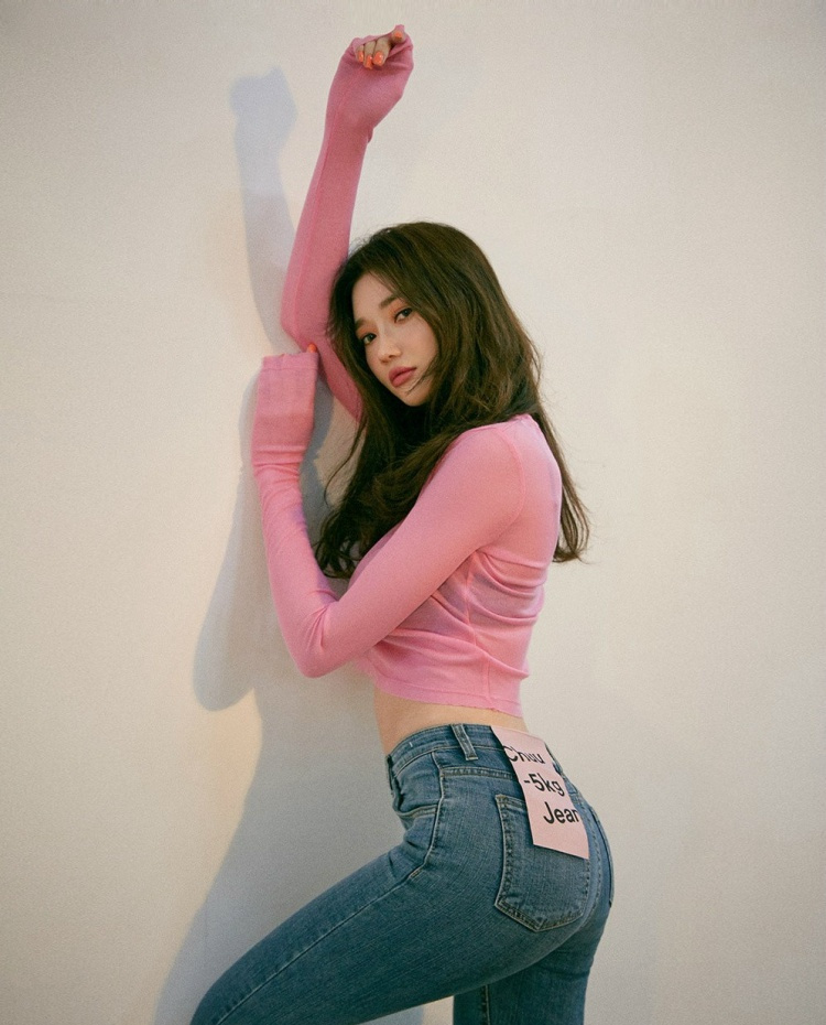 模特牛仔裤纤细身姿棚拍写真