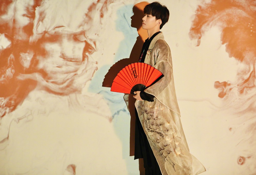 tfboys合体照帅翻天三人持红扇化身古风少年英气十足