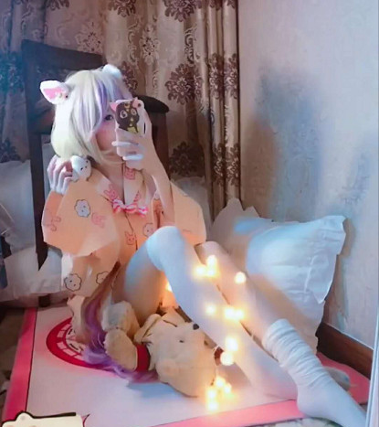 蔡萝莉竟然是"女装大佬",学生时代的一张照片,男性荷尔蒙十足