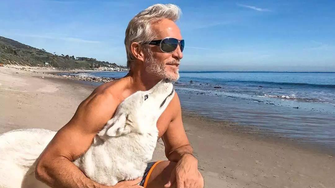 世界上最帅的老腊肉!60岁大爷长着20岁的身体,私人飞机跑世界