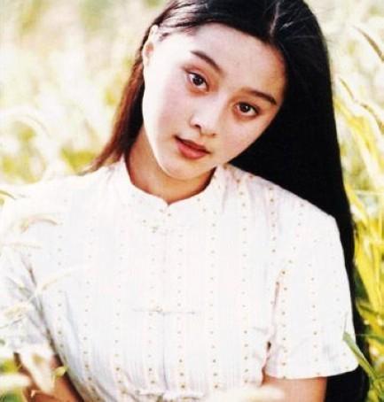 范冰冰青涩旧照曝光,女神真是从小美到大,素颜照美得很有实力