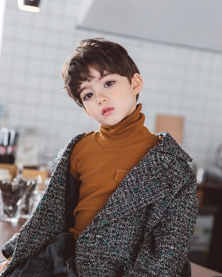韩国5岁混血男孩因太帅迷倒无数人,网友:还是混血基因好