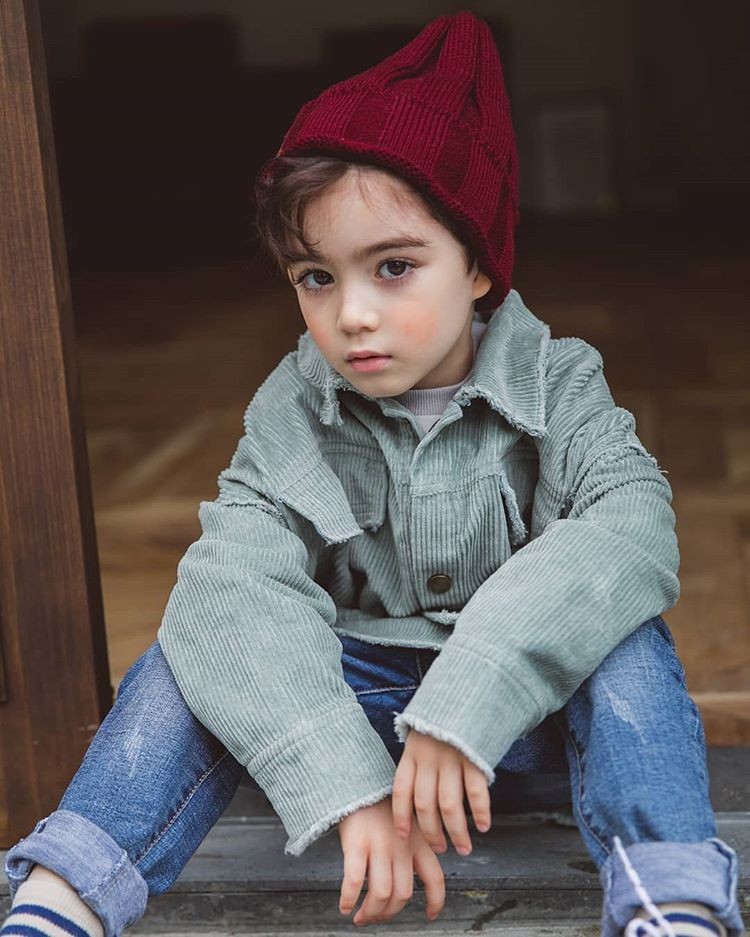 韩国5岁混血男孩因太帅迷倒无数人,网友:还是混血基因好