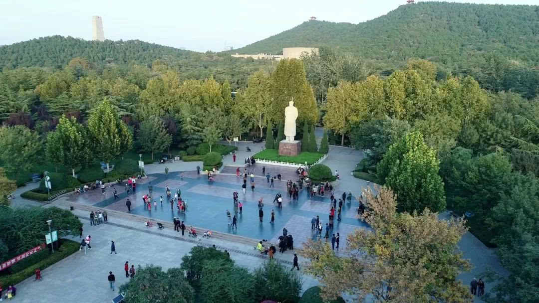 健身,孩子们玩耍嬉戏,英雄山下的赤霞广场上充满了异域风情的非洲鼓舞