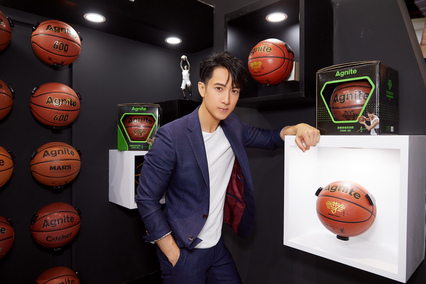 吴尊帅气出席运动品牌代言活动 分享健身运动理念