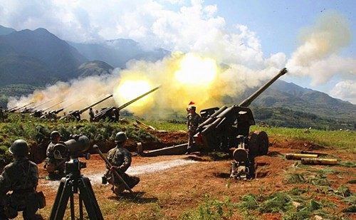 实拍解放军炮兵部队火力集群,大炮成群排列,炮声吓破敌人胆