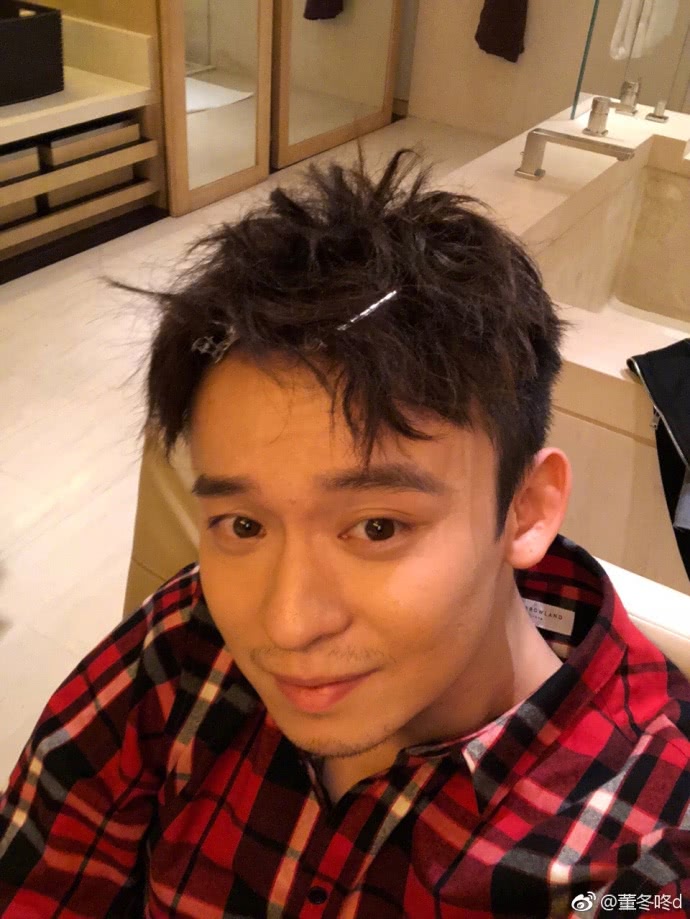 再看这次董子健晒出的后台照,西装革履,脸上能看出棱角,双手交叉放在