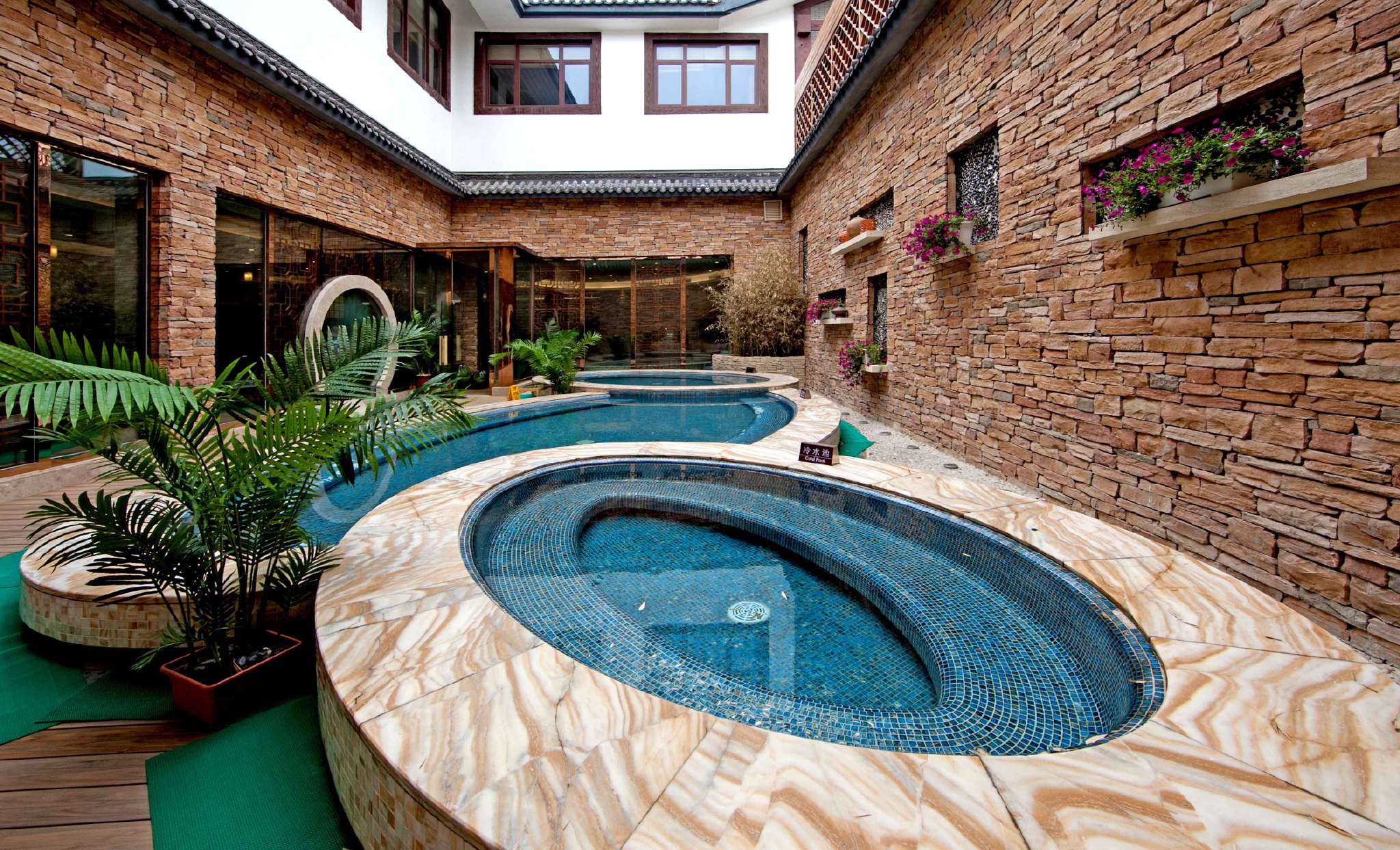 来到大金普,当然要去泡汤啊,"享一刻沁人暖泉"