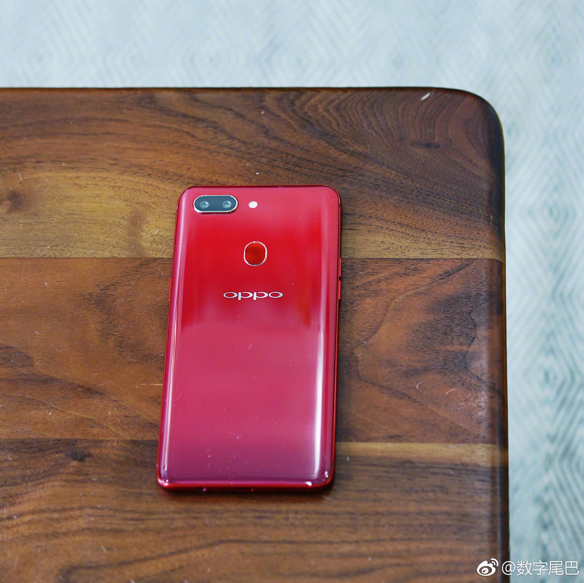 oppo r15 背面的渐变色真是非常考验拍摄角度