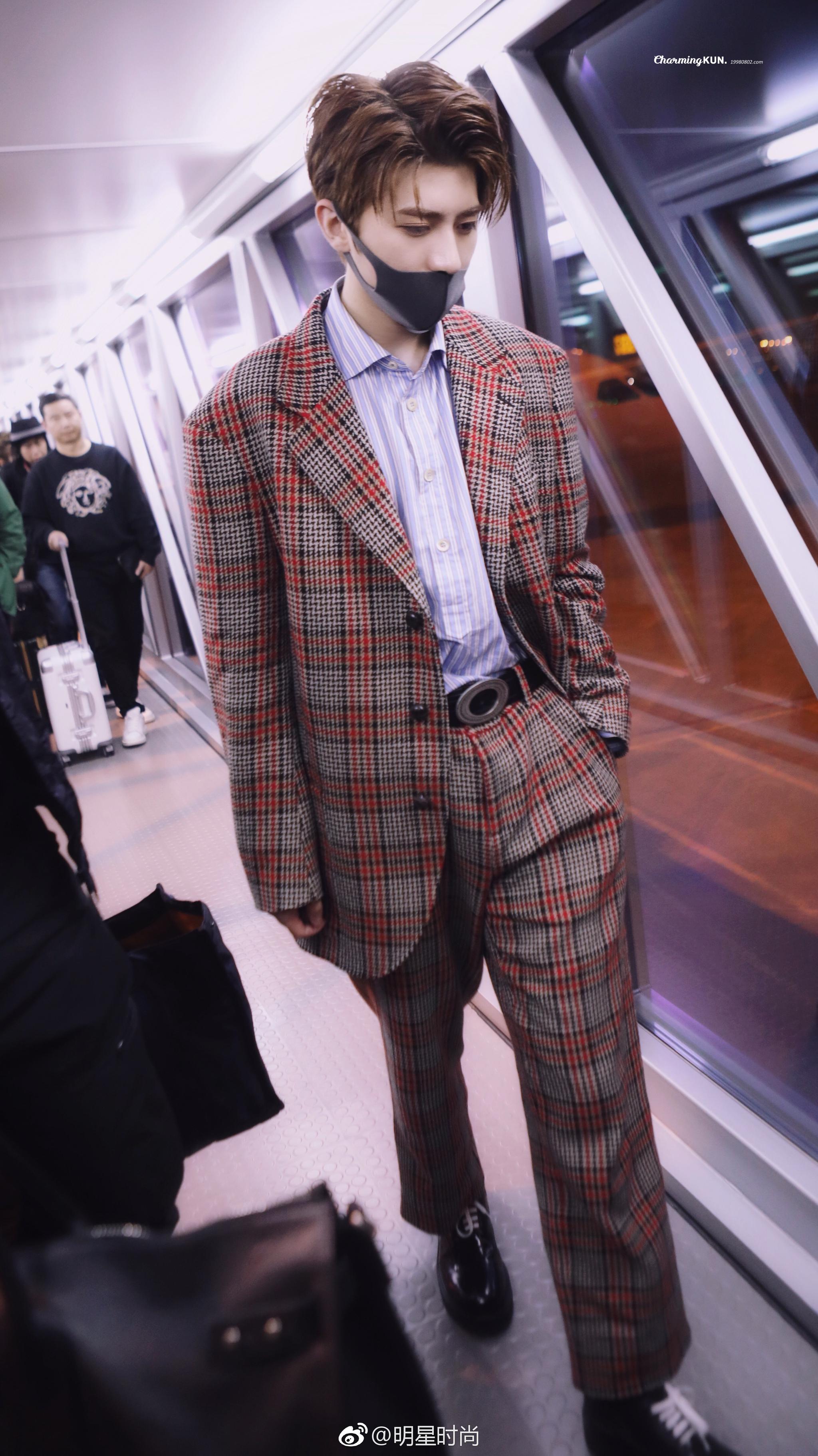 11月29日蔡徐坤现身上海机场他身着格纹西装身材高挑清爽干练