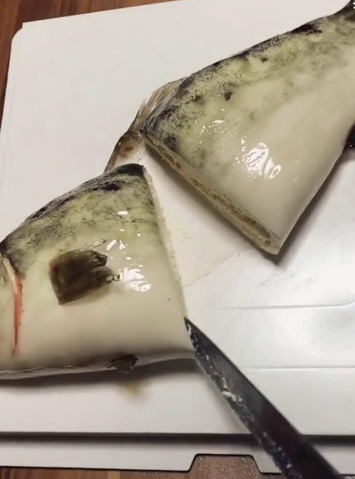 小伙花式吃鱼,拦腰切断鱼却没流血,"大卸八块"后还会瞪人