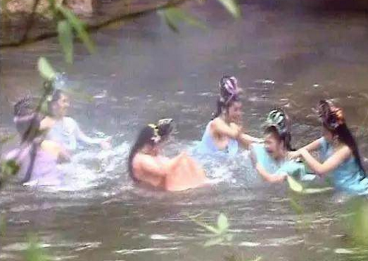 《西游记》蜘蛛精因服装暴露罢工,导演只用2招,让她们乖乖演出