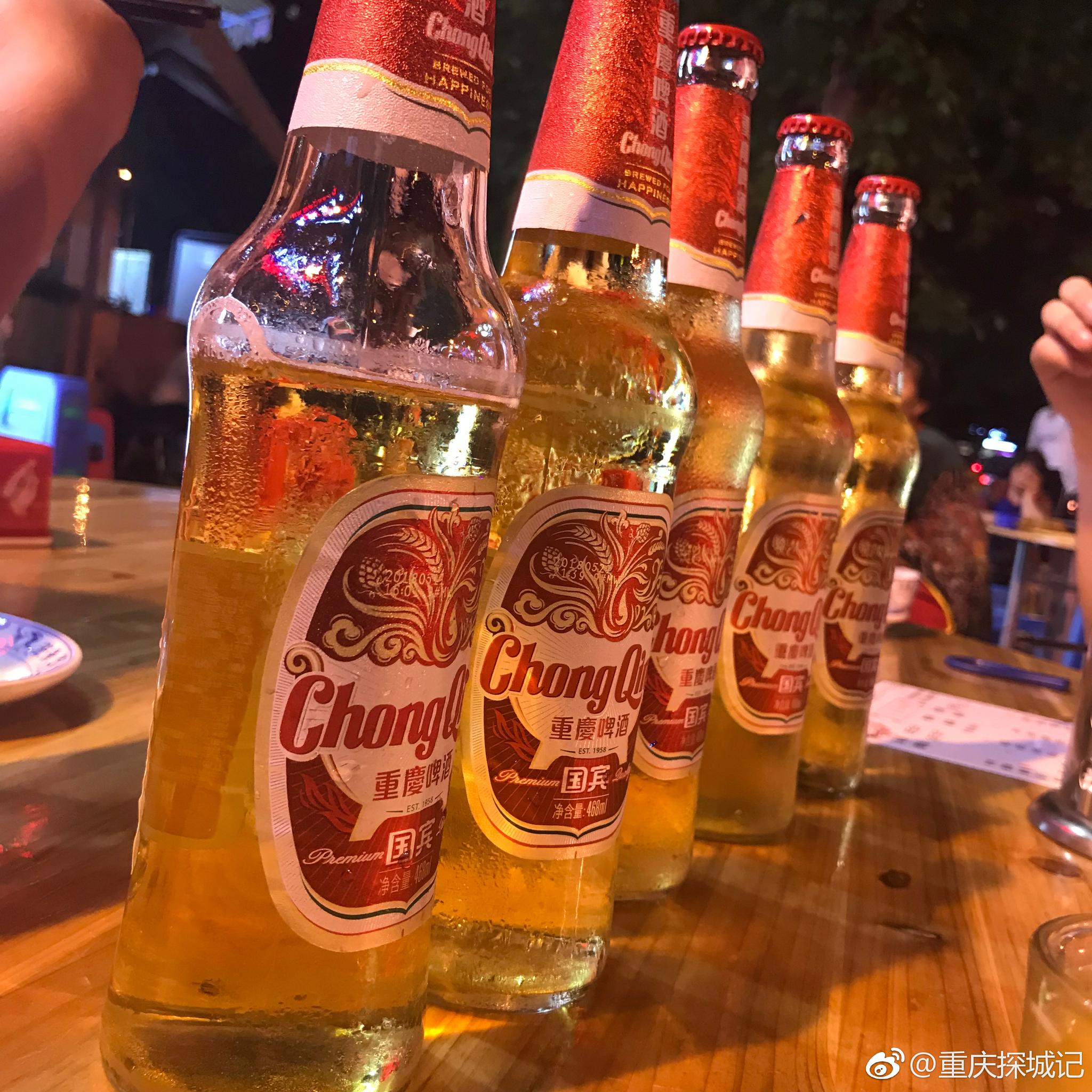 重庆是个异常魔幻的城市轻轨穿桥而过穿居民楼而过穿高架而过