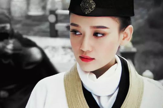 演岳灵珊台湾男演员黄文豪演的是岳不群,他是88版周游《射雕》的郭靖