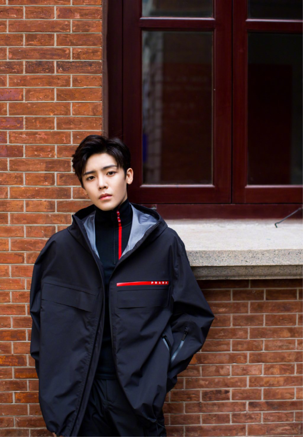 "超能少年"侯明昊最新街拍尽显成熟风味,时髦又个性十足