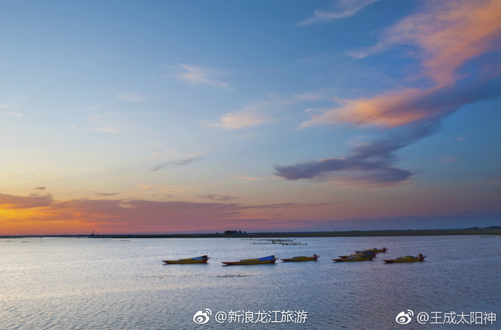 霓虹绚烂松江畔花随风摇香漫漫波平如镜一江水天水一方情相伴