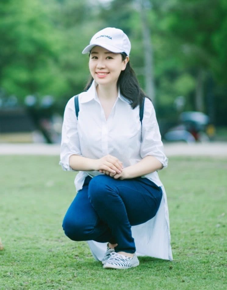 关凌身穿玫红色连衣裙,搭配非常闪的斜挎包,脚踩银色高跟鞋