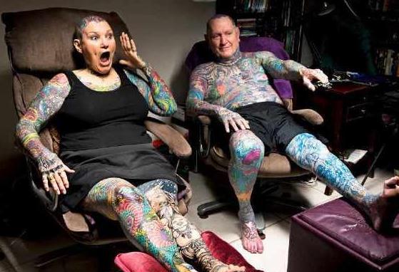 夫妻二人酷爱纹身,全身超过百分之九十都纹满了花纹,勇气可嘉