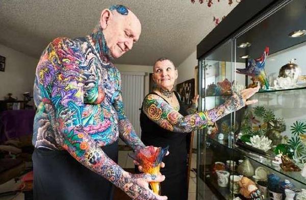 夫妻二人酷爱纹身,全身超过百分之九十都纹满了花纹,勇气可嘉