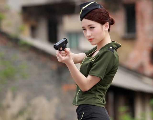 台湾最美女保镖,23岁坐豪车风光无限,背后却偷偷抹眼泪!