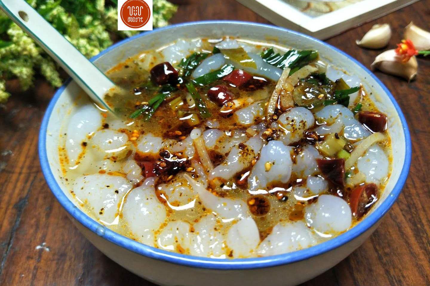 【浆水鱼鱼】 食材:绿豆粉1碗,清水5碗,配料:浆水1碗,干辣椒碎,香葱末