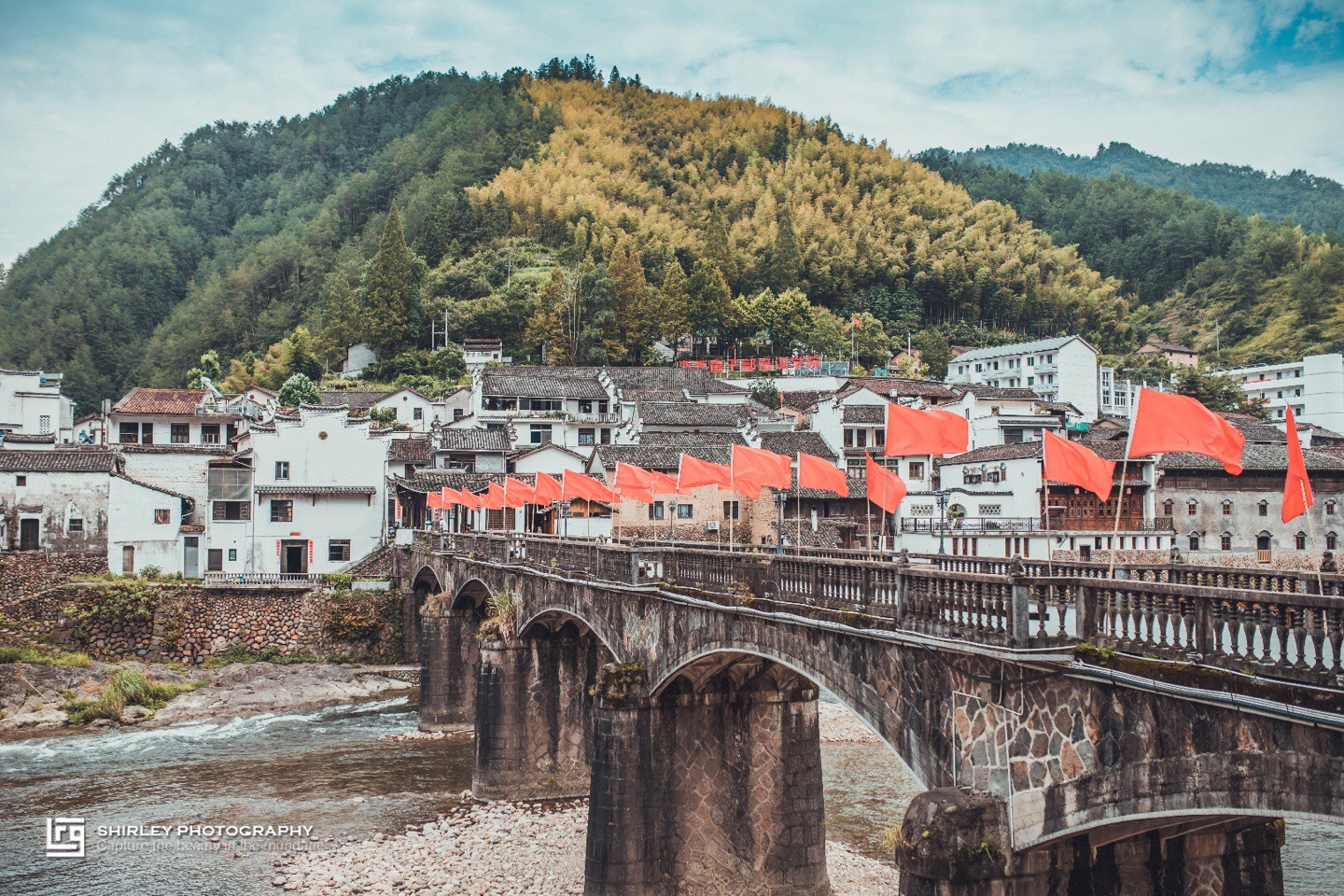 蜿蜒而过的乌溪江,流经位于群山里的王村口古镇
