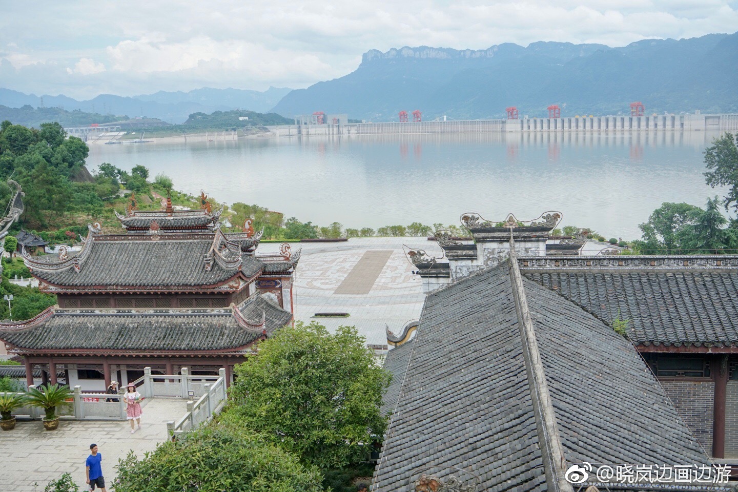 秭归屈原故里房屋的建筑非常特色门槛又高又陡