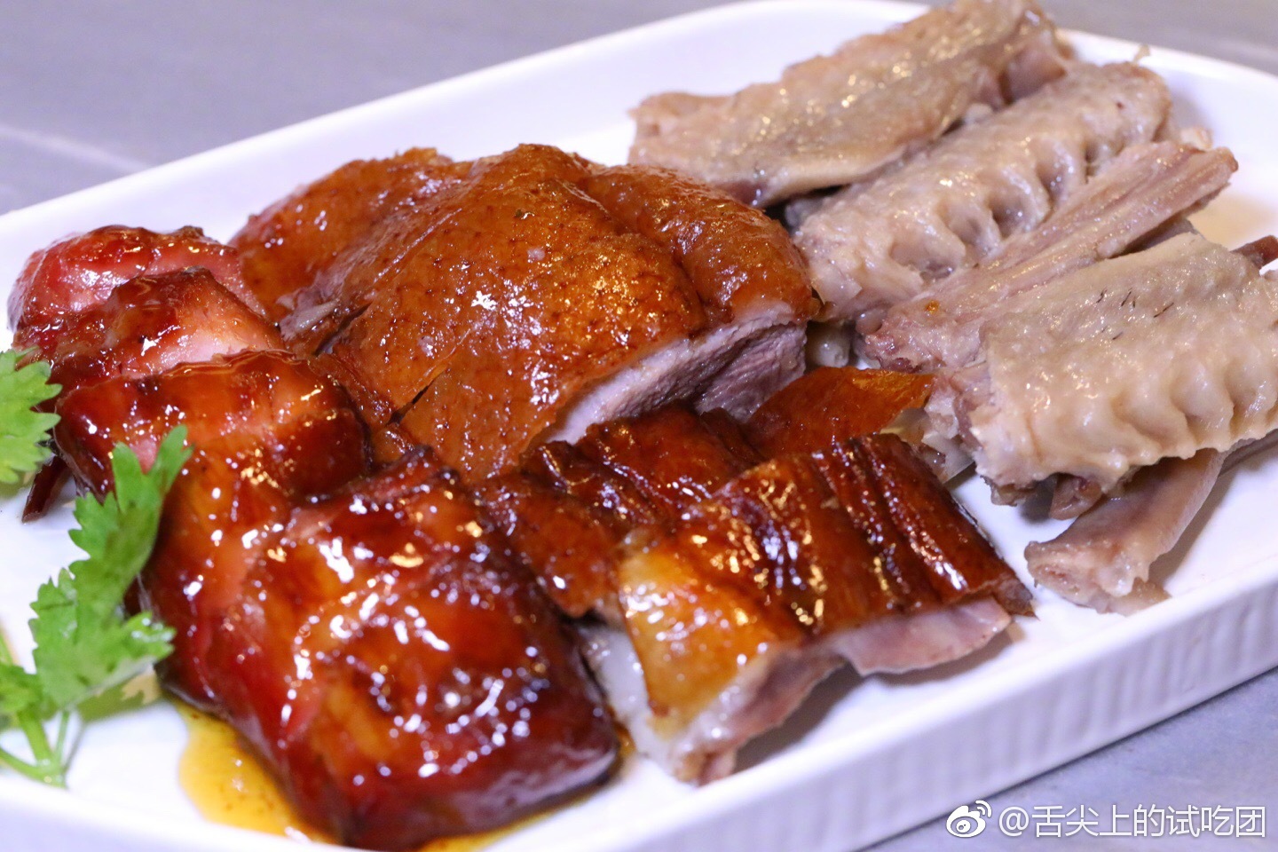 招牌烧鹅拼叉烧白卤水鹅翼是必点菜,据说烧鹅15分钟就能烤好