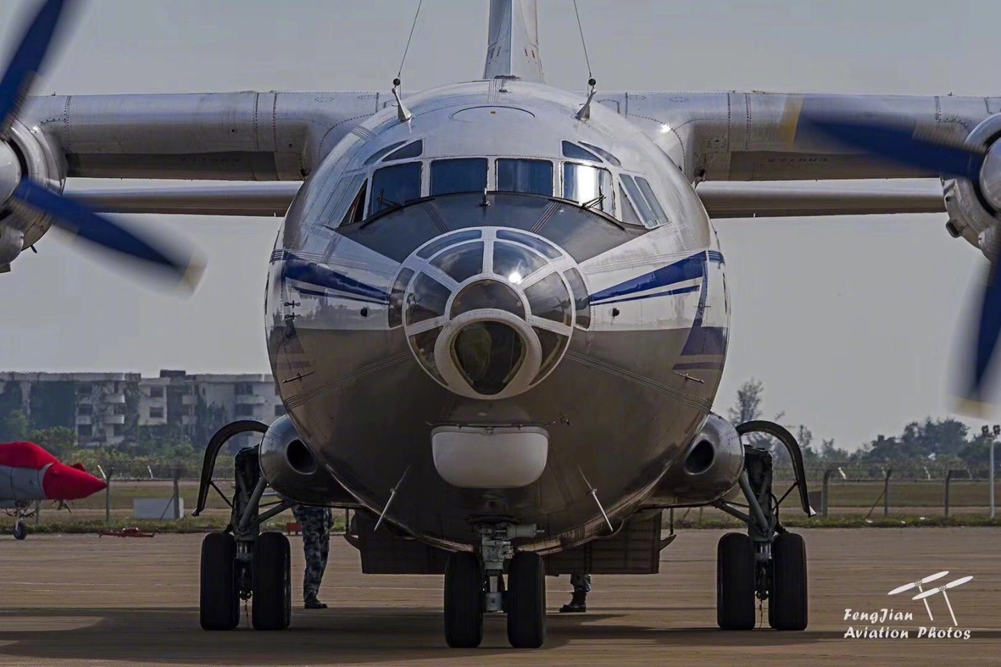 古典之美! 上空军运-8保障机的正面特写大头照