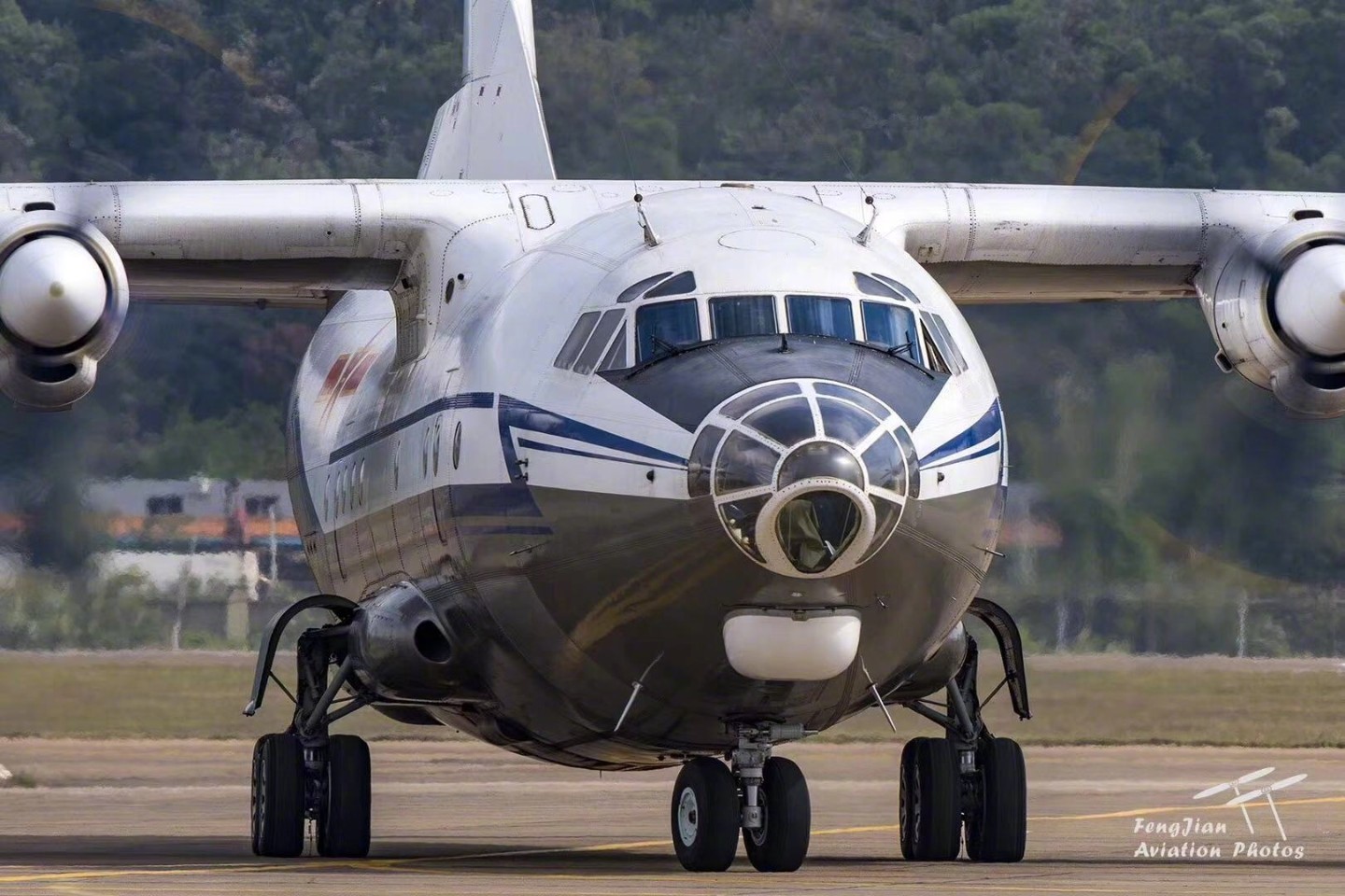上空军运-8保障机的正面特写大头照|运输机|领航员|空军_新浪新闻