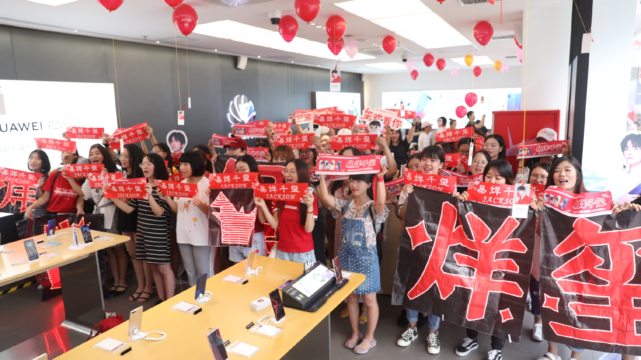 昨日华为于线下指定门店举办了粉丝活动,千纸鹤们一呼百应