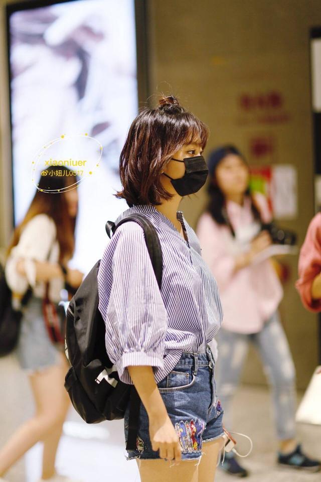 谭松韵绝对是丸子揪界的霸主,趴在行李箱上卖萌,小肉腿抢镜!