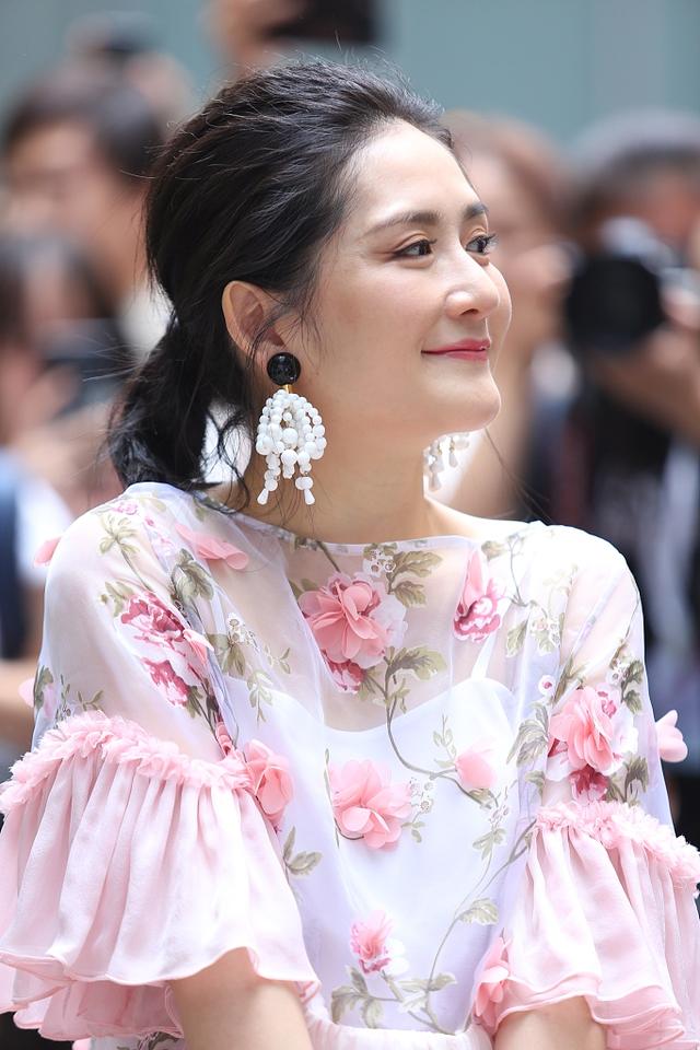 近日,谢娜出席某活动,产后复出的谢娜稍显圆润,不过已经瘦出了尖下巴