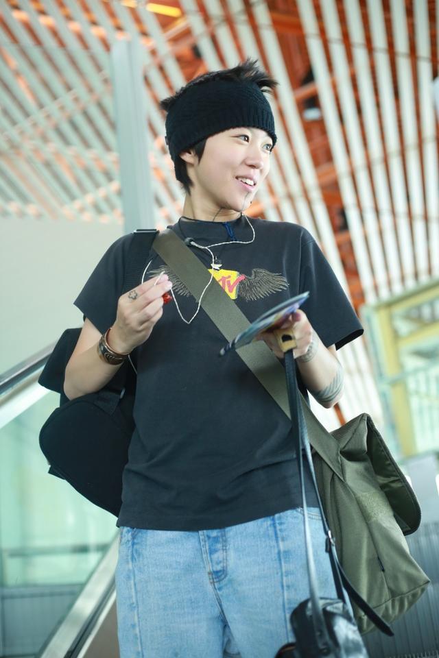 21岁窦靖童近照写真太酷,素颜像极假小子,跟母亲一样随性洒脱!