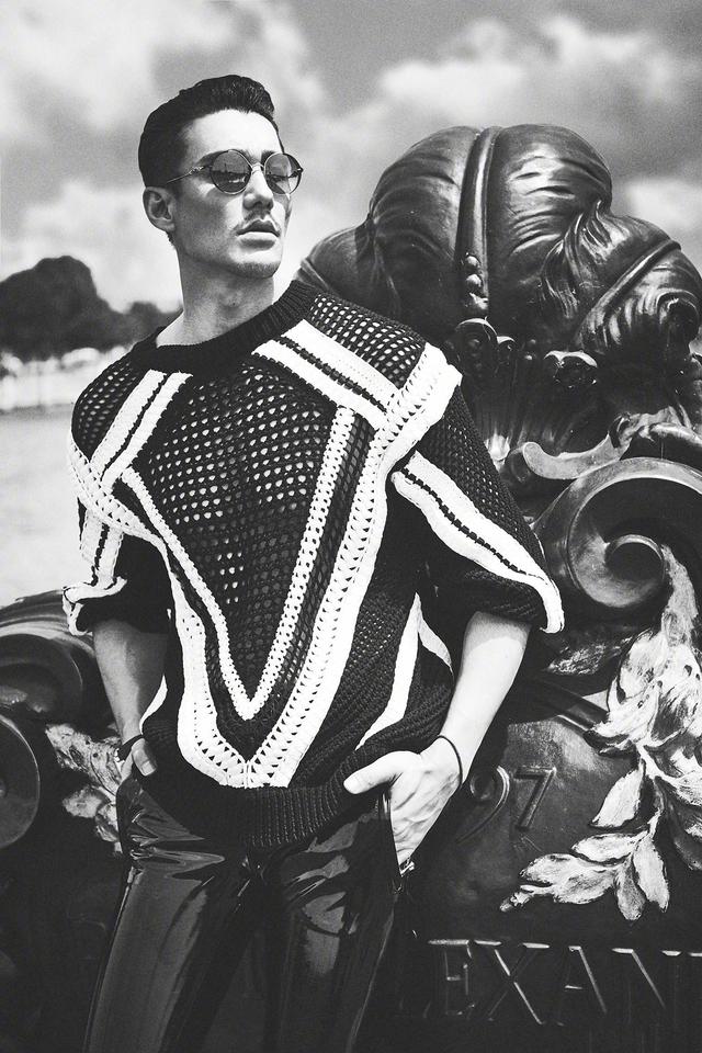 47岁胡兵镂空毛衣配紧身皮裤大秀完美身材,网友:越老越有味道!