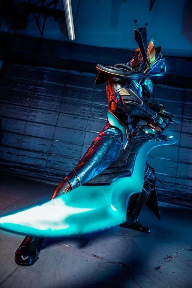 王者荣耀铠曙光守护者cos 吹爆大佬这身装备!