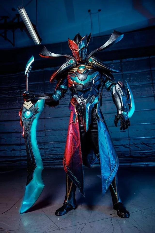 王者荣耀铠曙光守护者cos 吹爆大佬这身装备!