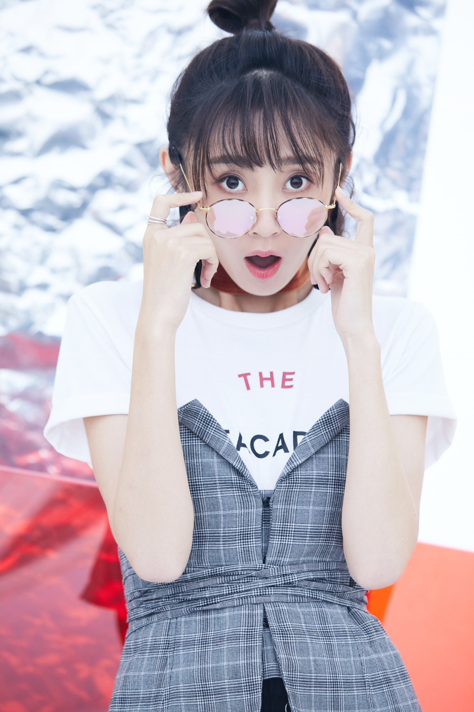 新生代演员 初夏写真,淡雅的妆容和齐肩的短发,少女气息扑面而来