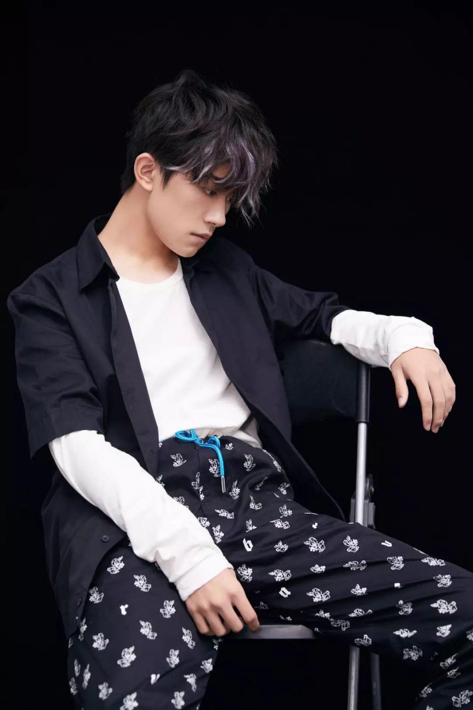 易烊千玺留板寸很硬气,粉丝却觉得这个造型不会出现在演唱会上