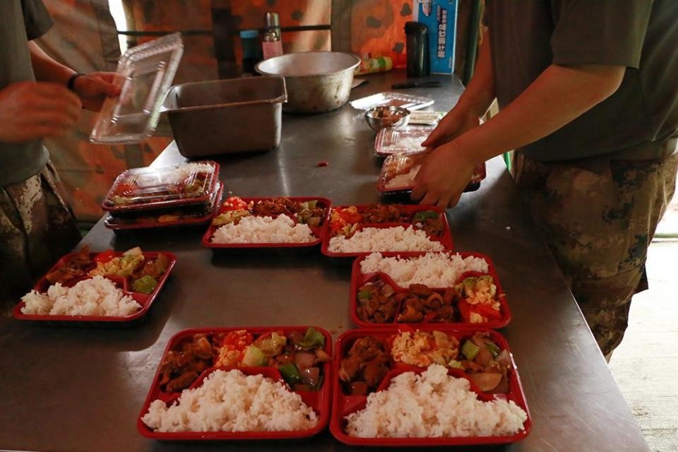中国陆军野外驻训数月 炊事员让官兵顿顿吃上美味大餐