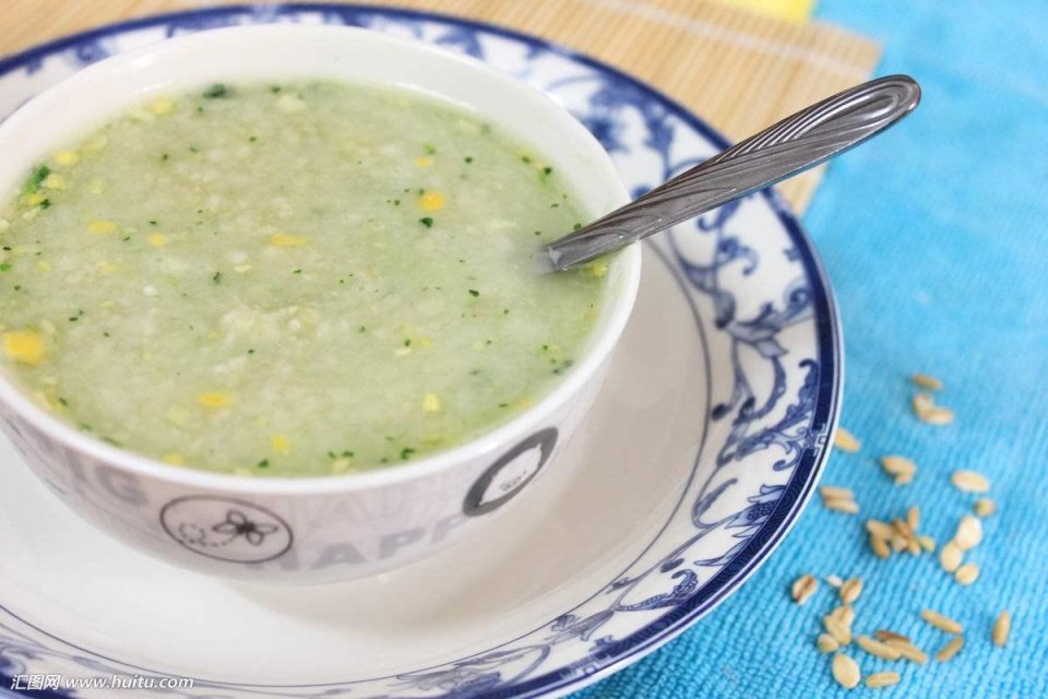 一般发热急性期或高热期主要吃流质食物,而恢复期,退热期吃半流质食物