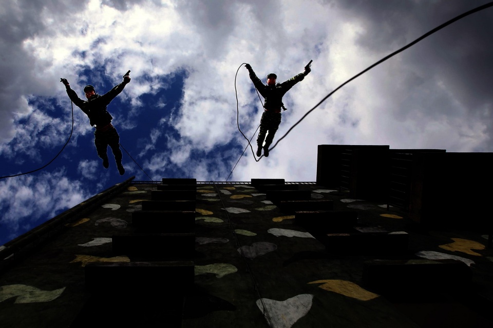 直击兵哥哥沙场练兵:一天换3次衣 吃饭拿不稳筷子