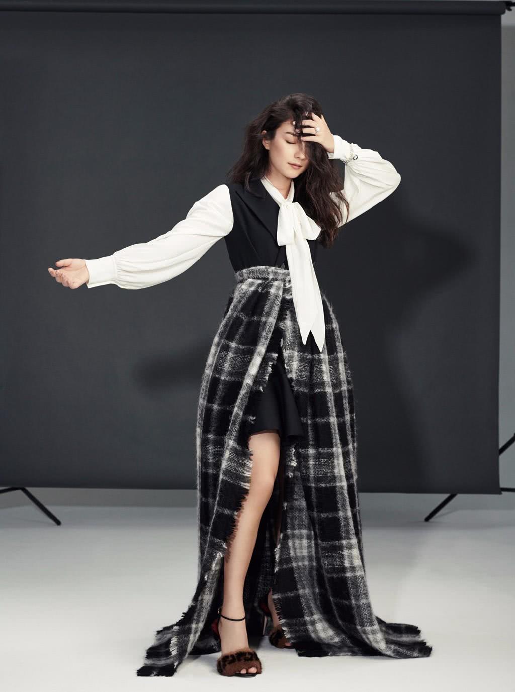 刘承羽衬衣裙子黑白配,优雅迷人,再裹一层"破桌布",真看不懂