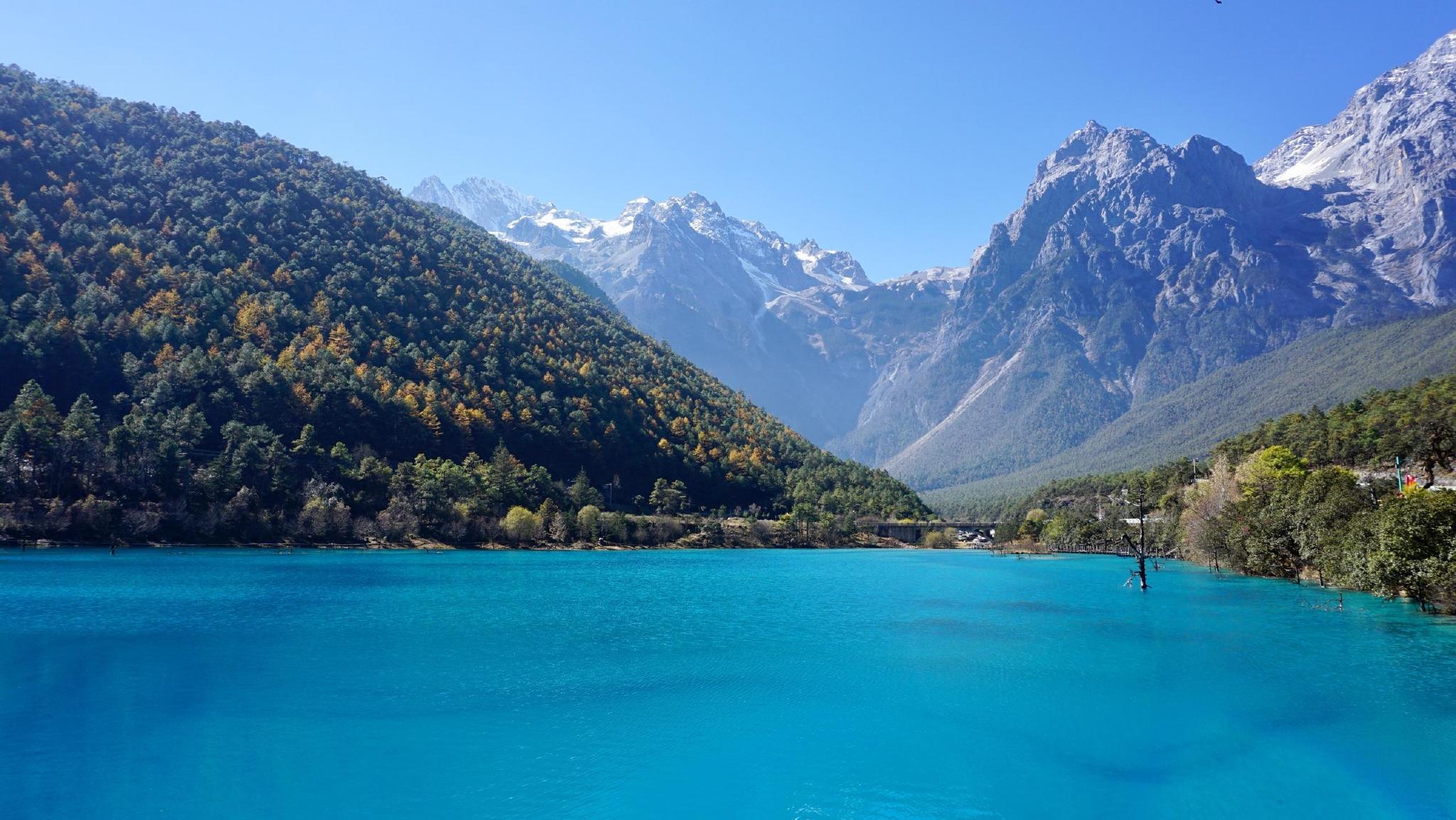 蓝月谷又叫白水河像一轮弯月镶嵌在丽江玉龙雪山下