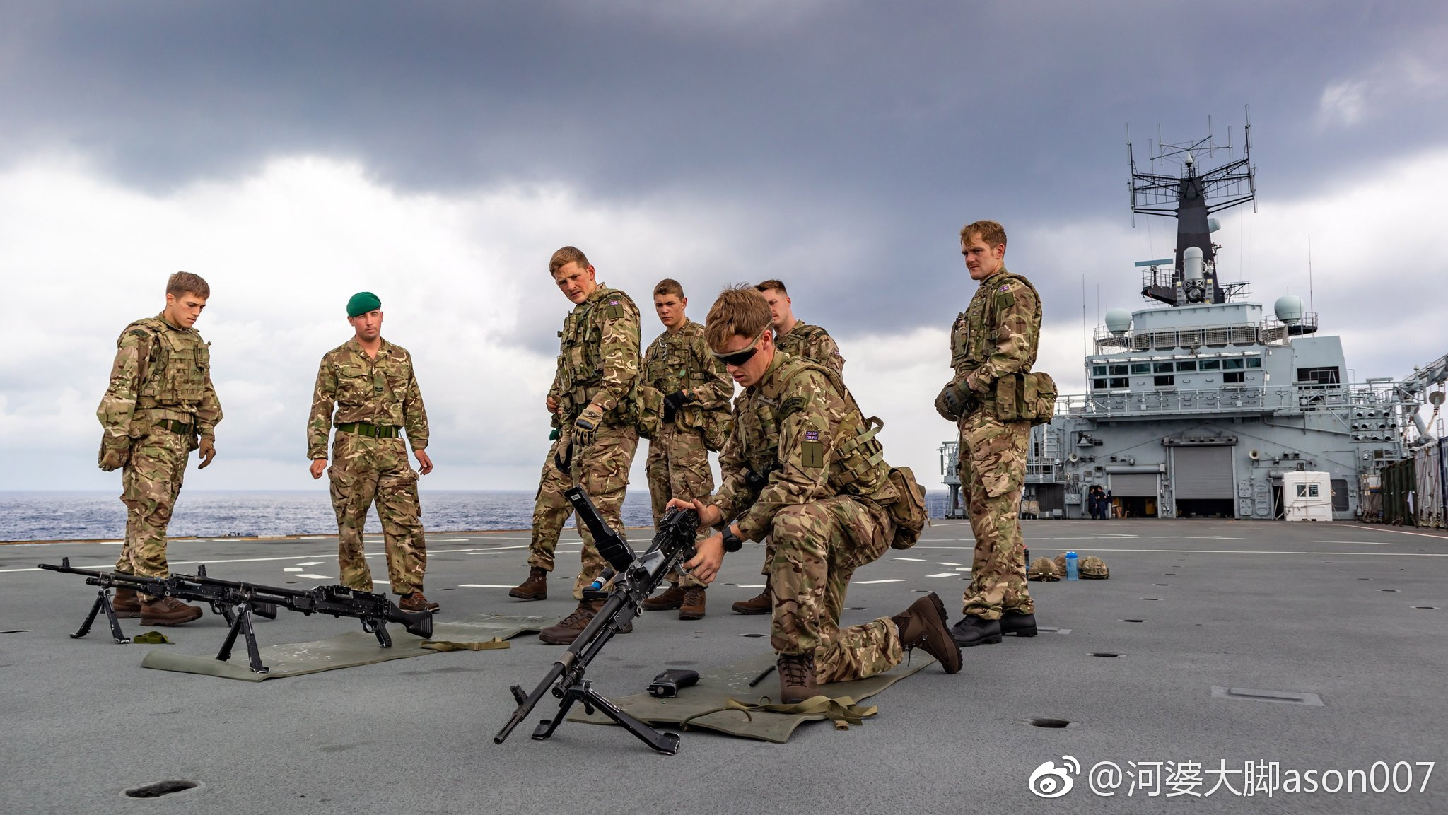 英国皇家海军旗舰"海神之子"号(hms albion l14)两栖船坞登陆舰今天