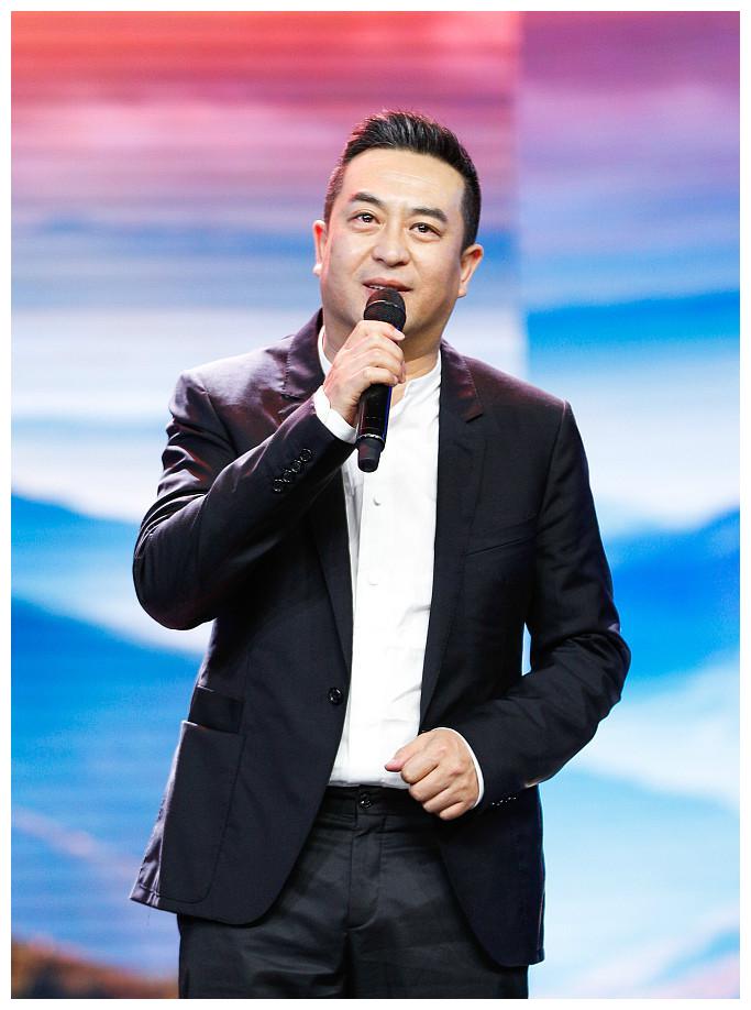 "国民大叔"张嘉译失视帝不失落 黑色西装展成熟魅力侃侃而谈